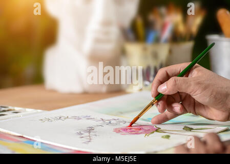Asiatischer mann Malerei Pinsel Aquarell auf Papier. Stockfoto
