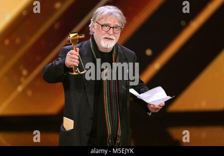 22. Februar 2018, Deutschland, Hamburg, Goldene Kamera Preisverleihung: Der Schauspieler Andreas Schmidt-Schaller die Goldene Kamera in der Kategorie "Beste deutsche Schauspielerin" für seine Tochter Petra Schmidt-Schaller, der sich mit der Grippe gekommen war. Foto: Christian Charisius/dpa-Pool/dpa Quelle: dpa Picture alliance/Alamy leben Nachrichten Stockfoto