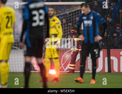 22. Februar 2018, Italien, Bergamo: Fußball, Europa League, Atalanta Bergamo gegen Borussia Dortmund, Runde der letzten 32: ein Feuerwehrmann versucht, das Feuerwerk, das auf dem Feld gelandet zu unterdrücken. Foto: Bernd Thissen/dpa Stockfoto