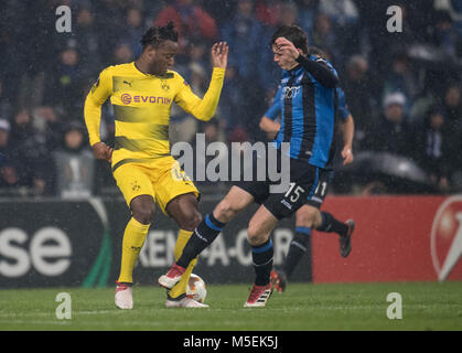 22. Februar 2018, Italien, Bergamo: Fußball, Europa League, Atalanta Bergamo gegen Borussia Dortmund, Runde der letzten 32: Dortmunder Michy Batshuayi (L) und Marten de Roon von Bergamo vie für den Ball. Foto: Bernd Thissen/dpa Stockfoto