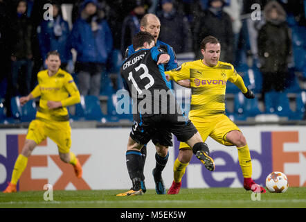 22. Februar 2018, Italien, Bergamo: Fußball, Europa League, Atalanta Bergamo gegen Borussia Dortmund, Runde der letzten 32: Dortmunder Mario Götze (R) und Mattia Caldara von Bergamo vie für den Ball. Foto: Bernd Thissen/dpa Stockfoto