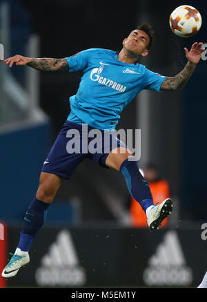 Sankt Petersburg, Russland. 22 Feb, 2018. Leandro Paredes des FC Zenit Sankt Petersburg wetteifern um die Kugel während der UEFA Europa League Umlauf von 32 Fußballspiel zwischen FC Zenit Sankt Petersburg und FK Celtic bei Saint Petersburg Stadion. Quelle: Igor Russak/SOPA/ZUMA Draht/Alamy leben Nachrichten Stockfoto