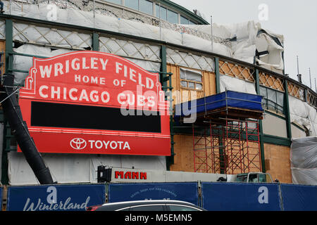 Chicago Illinois USA, 22. Februar 2018: die Baustelle Rennen für den Abschluß der Arbeiten am Wrigley Field, bevor der Cub Home Opener am 9. April. Die 104-jährige Ballpark renoviert worden ist, seit 2015. Credit: D Gast Smith/Alamy leben Nachrichten Stockfoto