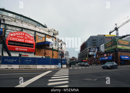 Chicago Illinois USA, 22. Februar 2018: die Baustelle Rennen für den Abschluß der Arbeiten am Wrigley Field, bevor der Cub Home Opener am 9. April. Die 104-jährige Ballpark renoviert worden ist, seit 2015. Credit: D Gast Smith/Alamy leben Nachrichten Stockfoto