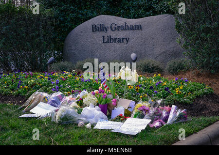 Charlotte, NC, USA. 22. Februar, 2018. Blumen und Geschenke beginnen bei der Billy Graham Evangelistic Association (BGEA) Sitz in Charlotte, NC zu Ehren von Reverend Billy Graham, 21. Februar starb im Alter von 99 zu kommen. Ein zeremonielles motorcade bringt Pfarrer Graham's bleibt von Asheville, die Billy Graham Library in Charlotte am Samstag und kann die Öffentlichkeit ihren Respekt am Montag und Dienstag. Credit: Schloss Bilder/Alamy leben Nachrichten Stockfoto