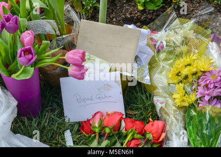 Charlotte, NC, USA. 22. Februar, 2018. Blumen und Geschenke beginnen bei der Billy Graham Evangelistic Association (BGEA) Sitz in Charlotte, NC zu Ehren von Reverend Billy Graham, 21. Februar starb im Alter von 99 zu kommen. Ein zeremonielles motorcade bringt Pfarrer Graham's bleibt von Asheville, die Billy Graham Library in Charlotte am Samstag und kann die Öffentlichkeit ihren Respekt am Montag und Dienstag. Credit: Schloss Bilder/Alamy leben Nachrichten Stockfoto