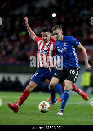 Madrid, Spanien. 22 Feb, 2018. Atletico Madrid Vitolo (L) und FC Kopenhagen Jan Gregus vie für den Ball bei einem UEFA Europa League Spiel zwischen Atletico Madrid und FC Kopenhagen in Madrid, Spanien, Jan. 22, 2018. Atletico Madrid gewann 1:0. Credit: Juan Carlos Rojas/Xinhua/Alamy leben Nachrichten Stockfoto