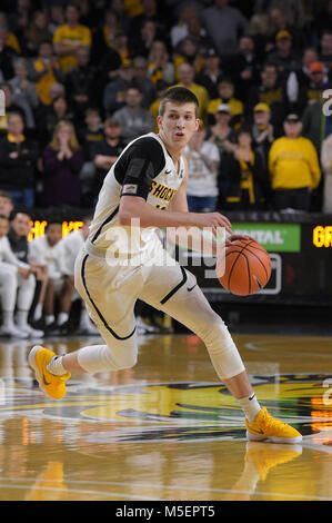 Wichita, Kansas, USA. 21 Feb, 2018. Wichita Zustand Shockers guard Austin Reaves (12) übernimmt die Kugel während der NCAA Basketball Spiel zwischen der Tulane grüne Welle und die Wichita State Shockers an Charles Koch Arena in Wichita, Kansas. Kendall Shaw/CSM/Alamy leben Nachrichten Stockfoto