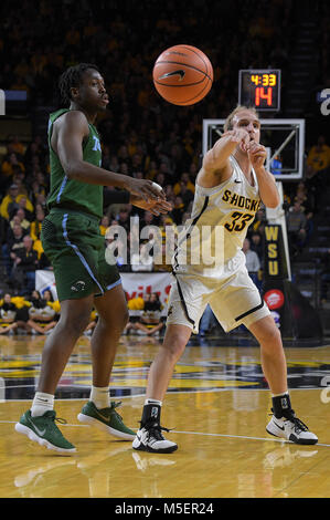 Wichita, Kansas, USA. 21 Feb, 2018. Wichita Zustand Shockers guard Conner Frankamp (33) Macht einen Durchgang zu der Grundlinie während der NCAA Basketball Spiel zwischen der Tulane grüne Welle und die Wichita State Shockers an Charles Koch Arena in Wichita, Kansas. Kendall Shaw/CSM/Alamy leben Nachrichten Stockfoto