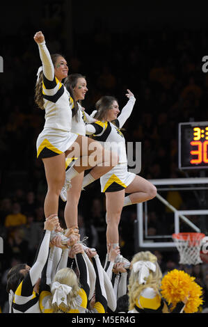 Wichita, Kansas, USA. 21 Feb, 2018. Wichita Zustand Shockers Beifall-gruppe durchführen, während ein Timeout bei der NCAA Basketball Spiel zwischen der Tulane grüne Welle und die Wichita State Shockers an Charles Koch Arena in Wichita, Kansas. Kendall Shaw/CSM/Alamy leben Nachrichten Stockfoto