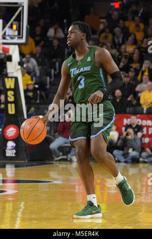 Wichita, Kansas, USA. 21 Feb, 2018. Tulane Green Wave Guard Ray Ona Embo (3) übernimmt den Ball während der NCAA Basketball Spiel zwischen der Tulane grüne Welle und die Wichita State Shockers an Charles Koch Arena in Wichita, Kansas. Kendall Shaw/CSM/Alamy leben Nachrichten Stockfoto