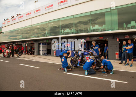 Phillip Island, Australien. 23 Feb, 2018. FIM Superbike World Championship. Phillip Island, Australien. Die World Superbike Teams eine obligatorische Reifenwechsel Practice Session am Ende des dritten freien Training verpflichten sich für den Tag. Quelle: Russell Hunter/Alamy leben Nachrichten Stockfoto