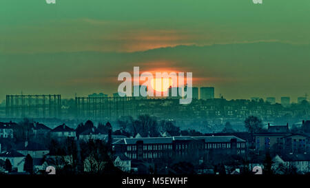 Glasgow, Schottland, UK, 23. Februar.de Wetter: Kaltstart für das Tier aus dem Osten eine warme Sonnenaufgang über Maryhill Wohnungen und den knightswood West End von Glasgow. Credit: Gerard Fähre / alamy Leben Nachrichten Stockfoto