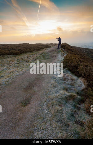 Flintshire, Wales, UK, 23. Februar 2018, UK Wetter: Temperaturen sind bereits Anfang zu fallen wie eine arktische Luftmassen in Richtung UK" nannte das Tier aus dem Osten" mit sehr kalten Temperaturen und Schnee in den nächsten Tagen. Viele heute beginnen die Temperaturen weit unter dem Gefrierpunkt fiel gestern Abend als dieses am frühen Morgen Fotograf über einen Fußweg auf der Eisenzeit hillfort in der Nähe des Dorfes Halkyn, Flintshire bei Sonnenaufgang © DGDImages/Alamy Leben Nachrichten entdeckt fühlen Stockfoto