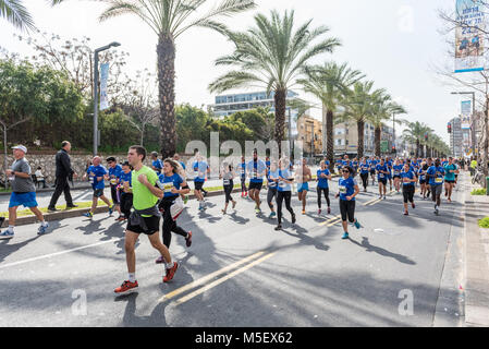 Israel, Tel Aviv-Yafo - 23. Februar 2018: 2018 Tel Aviv Samsung Marathon. Einschließlich einer vollständigen Marathon, Halbmarathon, 10 km und 5 km Lauf, sowie 42 km hand Radrennen für Menschen mit besonderen Bedürfnissen. Dies ist die größte Sportveranstaltung und der Marathon in Israel, mit mehr als 35 Tausend Läufer! Quelle: Michael Jacobs/Alamy leben Nachrichten Stockfoto