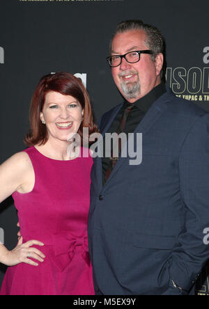 HOLLYWOOD, CA - 22. Februar: Kate Flannery, Chris Haston, bei der Premiere von USA Network" Ungelöst: Die Ermordung von Tupac und dem berühmt-berüchtigten B.I.G.' an der Avalon in Hollywood am 22. Februar 2018. Credit: Faye Sadou/MediaPunch Stockfoto