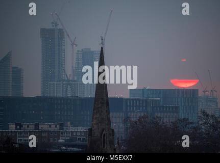 London, Großbritannien. 23. Februar, 2018. UK Wetter: Sonnenaufgang von Primrose Hill, London. 23.02.2018: Evening Standard Stockfoto