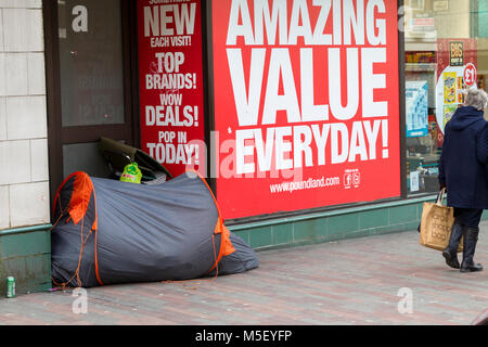 Northampton, UK, 23. Februar 2018. Wetter. Obdachlose leben in einem Zelt in einem Shop Eingang in biitterly Abinging Straße an einem kalten Morgen mit Temperatur -1%. Credit: Keith J Smith./Alamy leben Nachrichten Stockfoto