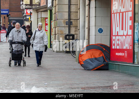 Northampton, UK, 23. Februar 2018. Wetter. Obdachlose leben in einem Zelt in einem Shop Eingang in biitterly Abinging Straße an einem kalten Morgen mit Temperatur -1%. Credit: Keith J Smith./Alamy leben Nachrichten Stockfoto