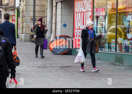 Northampton, UK, 23. Februar 2018. Wetter. Obdachlose leben in einem Zelt in einem Shop Eingang in biitterly Abinging Straße an einem kalten Morgen mit Temperatur -1%. Credit: Keith J Smith./Alamy leben Nachrichten Stockfoto