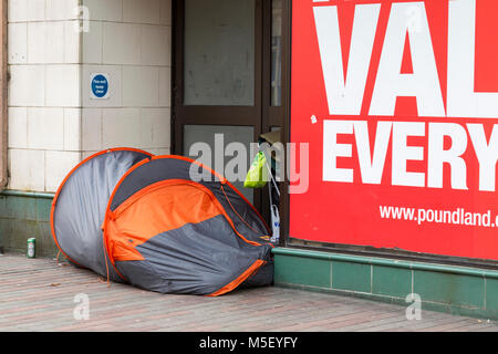 Northampton, UK, 23. Februar 2018. Wetter. Obdachlose leben in einem Zelt in einem Shop Eingang in biitterly Abinging Straße an einem kalten Morgen mit Temperatur -1%. Credit: Keith J Smith./Alamy leben Nachrichten Stockfoto