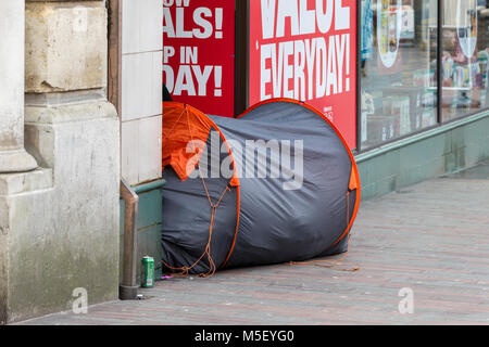 Northampton, UK, 23. Februar 2018. Wetter. Obdachlose leben in einem Zelt in einem Shop Eingang in biitterly Abinging Straße an einem kalten Morgen mit Temperatur -1%. Credit: Keith J Smith./Alamy leben Nachrichten Stockfoto