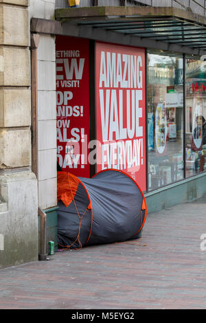 Northampton, UK, 23. Februar 2018. Wetter. Obdachlose leben in einem Zelt in einem Shop Eingang in biitterly Abinging Straße an einem kalten Morgen mit Temperatur -1%. Credit: Keith J Smith./Alamy leben Nachrichten Stockfoto