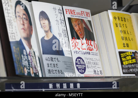 Ein umstrittenes Buch auf Donald Trump und seine Verwaltung, Feuer und Wut: Innerhalb der Trumpf im Weißen Haus von Michael Wolff (japanische Version) im Verkauf bei Buchhandlung in Shinjuku am 23. Februar 2018, Tokio, Japan. Die japanische Version des nonfiction Buch geschrieben von Reporter Michael Wolff wurde in Japan am 23. Februar freigegeben, nachdem die englische Version seit Januar 19. Wolff's Buch hat 1,7 Millionen mal verkauft und wurde Nummer eins in die New York Times und Amazon's Bestseller Listen nach seiner Freilassung im Januar. Credit: Rodrigo Reyes Marin/LBA/Alamy leben Nachrichten Stockfoto