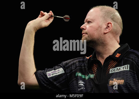 22. Februar 2018, Deutschland, Berlin: Dart: Premier League, 4.Spieltag bei Mercedes-Benz-Arena. Niederländische dart Spieler Raymond Van Barneveld in Aktion. Foto: Gregor Fischer/dpa Stockfoto