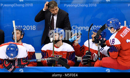 Seoul, Korea, Republik. 23 Feb, 2018. Tschechische Trainer Josef Jandac (Mitte) in Aktion während der Tschechischen Republik gegen Rußland Eishockey semi final Match innerhalb der 2018 Winter Olympics in Tainan, Südkorea, 23. Februar 2018. Quelle: Michal Kamaryt/CTK Photo/Alamy leben Nachrichten Stockfoto