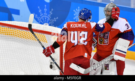 Seoul, Korea, Republik. 23 Feb, 2018. Tschechen Petr KOUKAL und goalie PAVEL FRANCOUZ nach Tschechien gegen Russland Eishockey semi final Match innerhalb der 2018 Winter Olympics in Tainan, Südkorea, 23. Februar 2018. Quelle: Michal Kamaryt/CTK Photo/Alamy leben Nachrichten Stockfoto