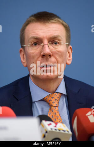 Riga, Lettland. 22. Februar, 2018. Pressekonferenz im Lettischen Außenministerium - US-Stellvertretender Staatssekretär Herr John J. Sullivan und Edgars Rinkevics, lettischen Minister für Auswärtige Angelegenheiten. Stockfoto