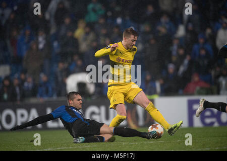 22. Februar 2018, Italien, Bergamo: Fußball, UEFA Europa League, Runden von 32, 2.Etappe: Atalanta Bergamo vs Borussia Dortmund. Dortmunder Marco Reus (R) und Bergamo Rafael Toloi in Aktion. Foto: Bernd Thissen/dpa Stockfoto