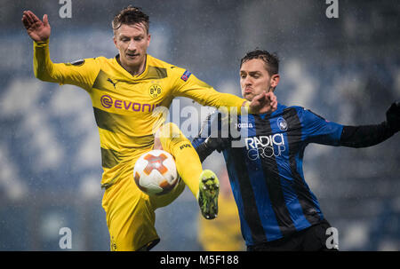22. Februar 2018, Italien, Bergamo: Fußball, UEFA Europa League, Runden von 32, 2.Etappe: Atalanta Bergamo vs Borussia Dortmund. Dortmunder Marco Reus (L) und Bergamo Rafael Toloi in Aktion. Foto: Bernd Thissen/dpa Stockfoto