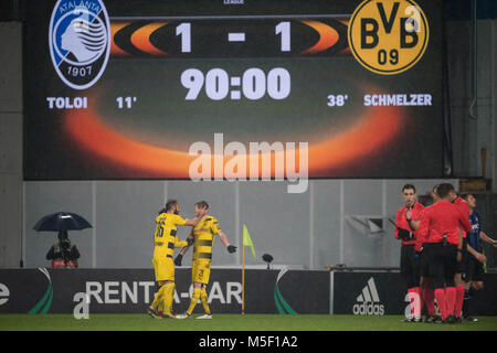22. Februar 2018, Italien, Bergamo: Fußball, UEFA Europa League, Runden von 32, 2.Etappe: Atalanta Bergamo vs Borussia Dortmund. Dortmunder Ömer Toprak (L) und Andre Schuerrle feiern. Foto: Bernd Thissen/dpa Stockfoto