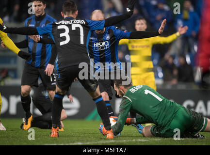 22. Februar 2018, Italien, Bergamo: Fußball, UEFA Europa League, Runden von 32, 2.Etappe: Atalanta Bergamo vs Borussia Dortmund. Bergamo Torwart Etrit Berisha (R) in Aktion. Foto: Bernd Thissen/dpa Stockfoto