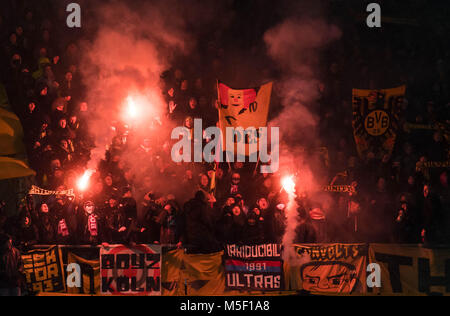 22. Februar 2018, Italien, Bergamo: Fußball, UEFA Europa League, Runden von 32, 2.Etappe: Atalanta Bergamo vs Borussia Dortmund. Fans im Lüfter Abschnitt licht Aufflackern. Foto: Bernd Thissen/dpa Stockfoto