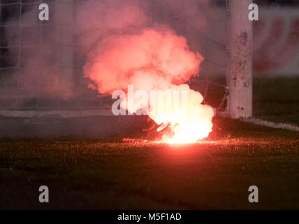22. Februar 2018, Italien, Bergamo: Fußball, UEFA Europa League, Runden von 32, 2.Etappe: Atalanta Bergamo vs Borussia Dortmund. Eine brennende Fackel liegt auf dem Spielfeld. Foto: Bernd Thissen/dpa Stockfoto