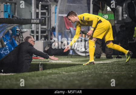 22. Februar 2018, Italien, Bergamo: Fußball, UEFA Europa League, Runden von 32, 2.Etappe: Atalanta Bergamo vs Borussia Dortmund. Dortmunder Marco Reus (R) die hohe fünf Dortmund Trainer Peter Stoeger. Foto: Bernd Thissen/dpa Stockfoto