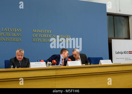 Riga, Lettland. 22. Februar, 2018. Pressekonferenz im Lettischen Außenministerium - US-Stellvertretender Staatssekretär Herr John J. Sullivan und Edgars Rinkevics, lettischen Minister für Auswärtige Angelegenheiten. Stockfoto