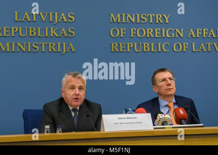 Riga, Lettland. 22. Februar, 2018. Pressekonferenz im Lettischen Außenministerium - US-Stellvertretender Staatssekretär Herr John J. Sullivan und Edgars Rinkevics, lettischen Minister für Auswärtige Angelegenheiten. Stockfoto