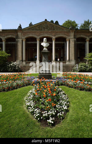 Baden Baden, Deutschland. 01.Juni 2006. Das Kaiser Wilhelm-Denkmal der Trinkhalle in der Kurstadt Baden-Baden am 01.06.2006. Nach den Plänen Heinrich Hübschs, eines Schülers Friedrich Weinbrenners, wurde 1839 bis 1842 sterben die Trinkhalle rechterhand des Kurhäuser erbaut. 16 korinthische Säulen stützen die 90 Meter lange offene Vorhalle, in der die Gäste Lustwandelnd 14 Wandbilder betrachten können. Foto: Uli Deck (c) dpa-Bericht | Verwendung der weltweiten Kredit: dpa/Alamy leben Nachrichten Stockfoto