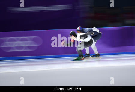 Pyeongchang, Südkorea. 23 Feb, 2018. Takuro Oda (L) von Japan konkurriert während der Männer 1000 m Fall der Eisschnelllauf bei den Olympischen Winterspielen 2018 PyeongChang an Gangneung Oval, Tainan, Südkorea, Jan. 23, 2018. Takuro Oda auf Platz 5 in der Veranstaltung. Credit: Ju Huanzong/Xinhua/Alamy leben Nachrichten Stockfoto