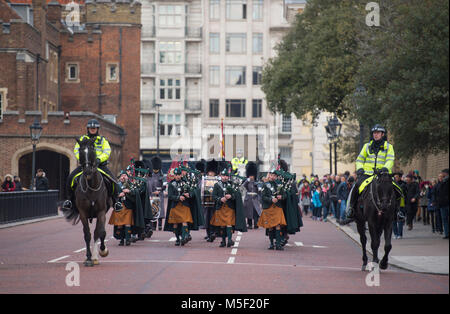 Westminster, London, Großbritannien. 23. Februar 2018. Touristen brave bitter kalten Wind der Veränderung der Guard Zeremonien im St James's Palace und Buckingham Palace zu beobachten. Scots Guards verlassen St James's Palace durch die Rohre und Trommeln der Irish Guards auf Marlborough Straße begleitet. Credit: Malcolm Park/Alamy Leben Nachrichten. Stockfoto