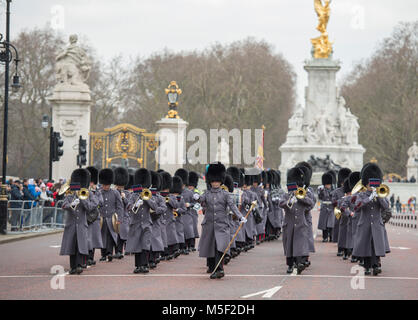 Westminster, London, Großbritannien. 23. Februar 2018. Touristen brave bitter kalten Wind der Veränderung der Guard Zeremonien im St James's Palace und Buckingham Palace zu beobachten. Der Welsh Guards Zurück zu Wellington Kaserne nach der Zeremonie. Credit: Malcolm Park/Alamy Leben Nachrichten. Stockfoto