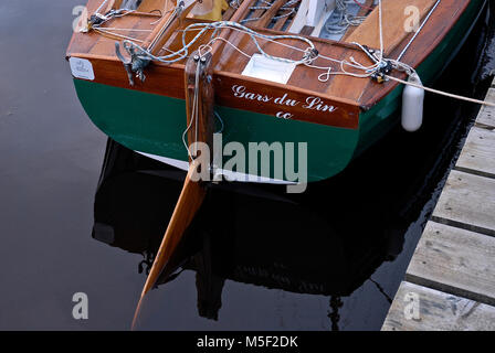 Die 1938 Solent sloop Gars du Lin, das im Besitz des legendären französischen Ocean Racer Patrick Morvan mit Skipper, angelegte bis zu Beginn des Ersten Lakeland & Binnenwasserstraßen Irland Segeln-Raid. Die Yacht später verlor ihr Ruder an der Start der vierten Etappe des Rennens. Lage: Loch Erne Yacht Club, Nordirland. Datum: September 2012. Credit: Nic Compton. Stockfoto