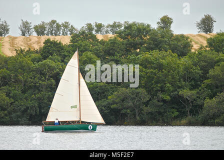 Die 1938 Solent sloop Gars du Lin, das im Besitz des legendären französischen Ocean Racer Patrick Morvan mit Skipper, während der ersten Lakeland & Binnenwasserstraßen Irland Segeln-Raid. Die Yacht später verlor ihr Ruder an der Start der vierten Etappe des Rennens. Lage: Lough Erne, Nordirland. Datum: September 2012. Credit: Nic Compton. Stockfoto