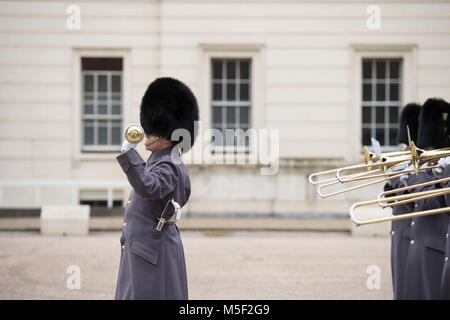 Westminster, London, Großbritannien. 23. Februar 2018. Touristen brave bitter kalten Wind der Veränderung der Guard Zeremonien im St James's Palace und Buckingham Palace zu beobachten. Der Welsh Guards Zurück zu Wellington Kaserne nach der Zeremonie. Credit: Malcolm Park/Alamy Leben Nachrichten. Stockfoto