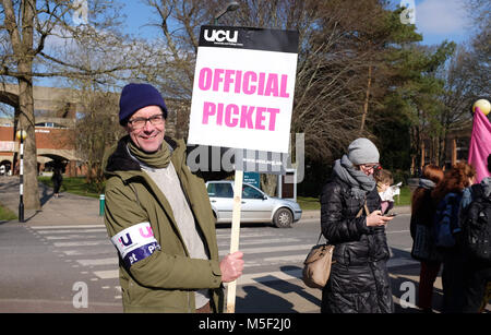 Brighton, UK. 23 Feb, 2018. Eine der Streikposten an der Universität Sussex am zweiten Tag des Streiks durch die Universität und Hochschule Union (ucu) in Großbritannien Foto von Simon Dack Credit: Simon Dack/Alamy leben Nachrichten Stockfoto