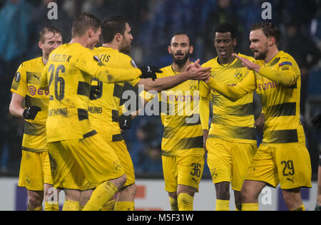 Dpatop - 22. Februar 2018, Italien, Bergamo: Fußball, UEFA Europa League, Runden von 32, 2.Etappe: Atalanta Bergamo vs Borussia Dortmund. Dortmunder Marcel Schmelzer (R) und seine Mannschaftskameraden feiern. Foto: Bernd Thissen/dpa Stockfoto